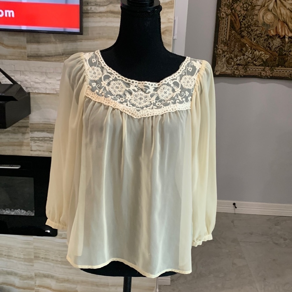 Forever 21 Sheer Chic‎ Lace Cream Top. Size S (155)